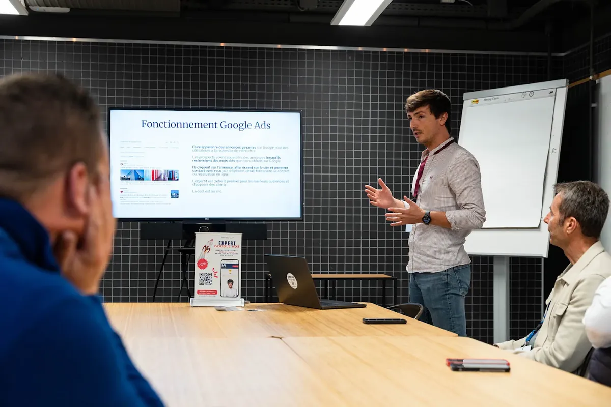 Maxime Niay présente le fonctionnement de Google Ads lors d'une intervention auprès du réseau National Box