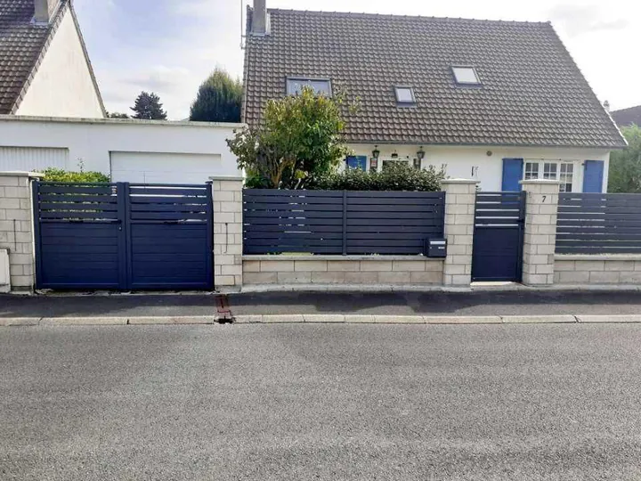 Portail et clôture aluminium posés devant une maison