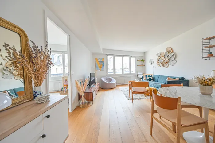 Séjour lumineux d'un appartement mis en vente