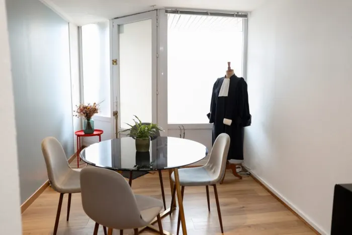 Salle de réunion d'un cabinet d'avocat avec robe d'audience