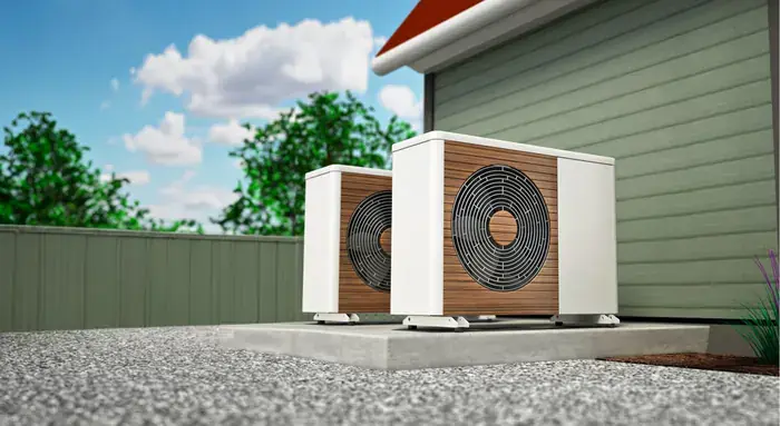 Deux pompes à chaleur installées le long d'une maison