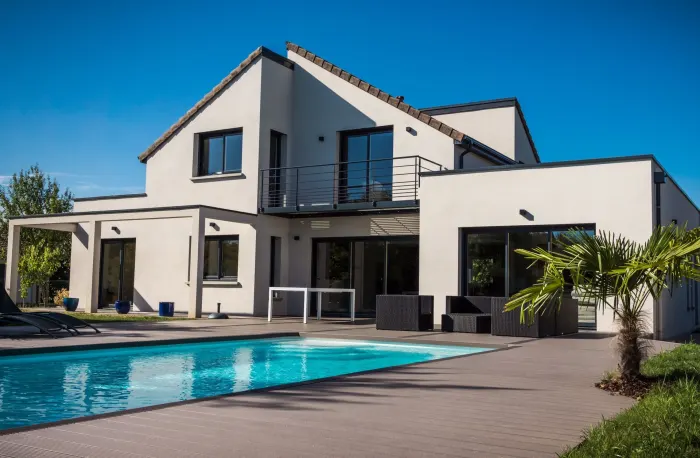 Maison contemporaine avec piscine extérieure et terrasse