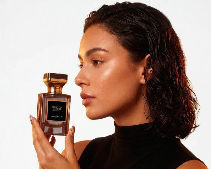 Flacon de parfum présenté par une mannequin