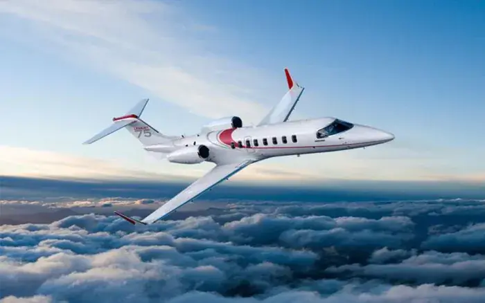 Jet privé en vol au-dessus des nuages