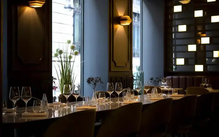 Tables dressées dans la salle d'un restaurant
