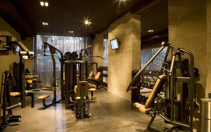 Plateau de musculation équipé dans une salle de sport