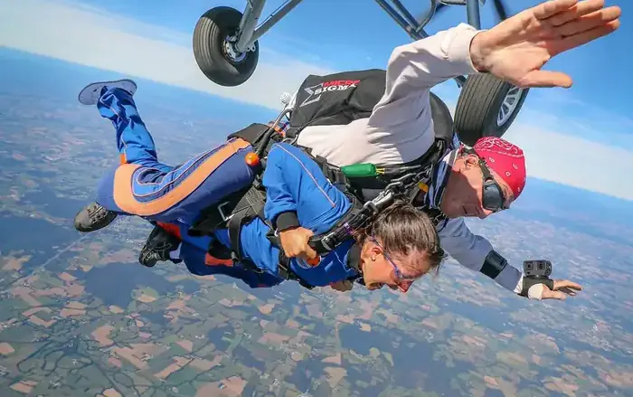 Saut en parachute en tandem à la sortie de l'avion