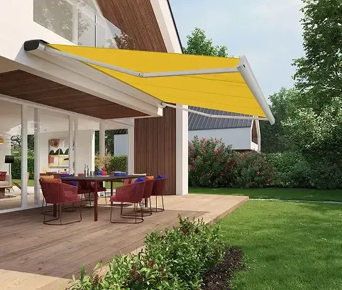 Store banne jaune déployé au-dessus d'une terrasse