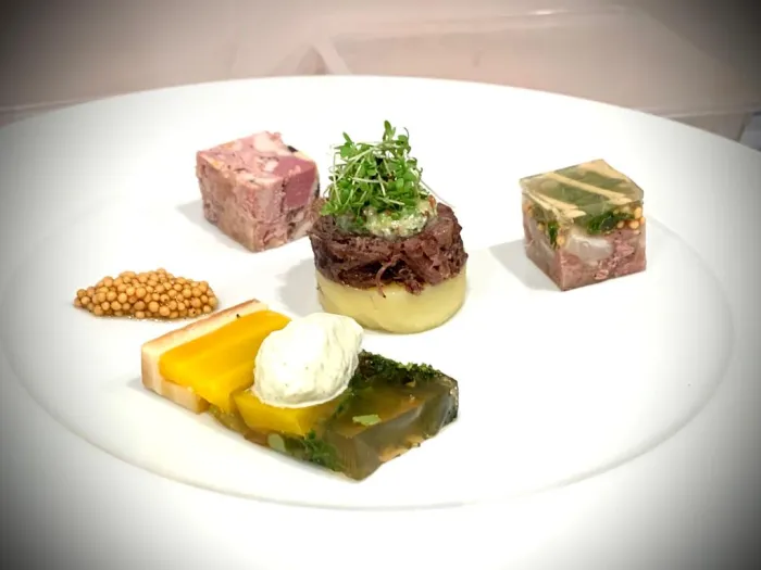 Assiette gastronomique dressée par un traiteur